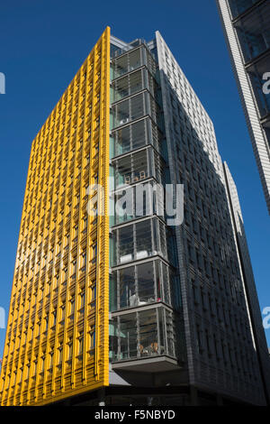 Vivacemente colorato Ufficio blocchi presso il Central St Giles Londra in cui Google ha i suoi uffici Foto Stock