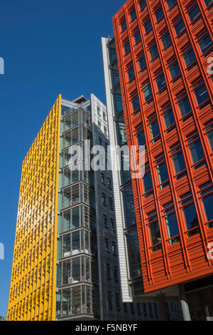 Vivacemente colorato Ufficio blocchi presso il Central St Giles Londra in cui Google ha i suoi uffici Foto Stock