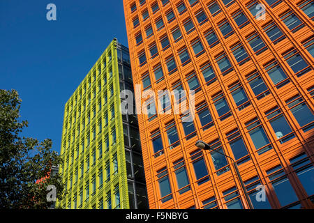 Vivacemente colorato Ufficio blocchi presso il Central St Giles Londra in cui Google ha i suoi uffici Foto Stock