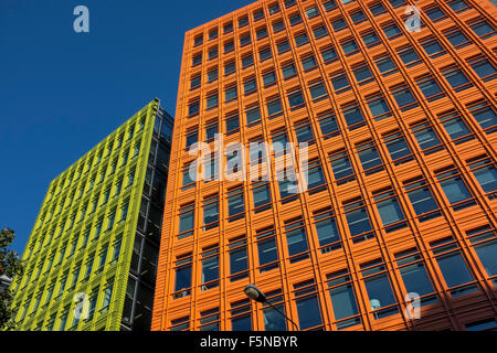 Vivacemente colorato Ufficio blocchi presso il Central St Giles Londra in cui Google ha i suoi uffici Foto Stock