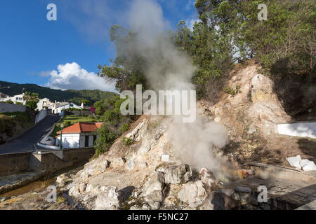 Molti geyser, di sorgenti calde e fumarole sparse nel villaggio centrale di Furnas, São Miguel, Azzorre Foto Stock