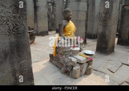 Offerta di Budha statua in Angkor Wat, Cambogia Foto Stock