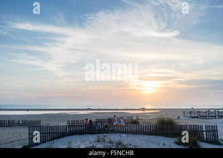 Tramonto a tarifa spiaggia con sabbia scherma. Tarifa, Andalusia, Spagna Foto Stock