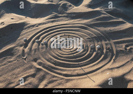 Meridiana concettuale sulla spiaggia di sabbia, come sfondo Foto Stock