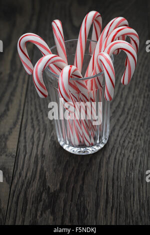 Striped candy canne in vetro sfaccettate sulla tavola di legno Foto Stock