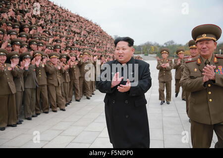 Pyongyang. 7 Nov, 2015. Foto fornita dalla Korean Central News Agency (KCNA) su nov. 7, 2015 mostra top leader della Repubblica Popolare Democratica di Corea (DPRK) Kim Jong Onu (2a R, anteriore) avente una sessione di foto con i partecipanti alla settima sessione di istruzione militare ufficiali del coreano Esercito del popolo (KPA) a Pyongyang, la Repubblica democratica popolare di Corea. Credito: KCNA/Xinhua/Alamy Live News Foto Stock