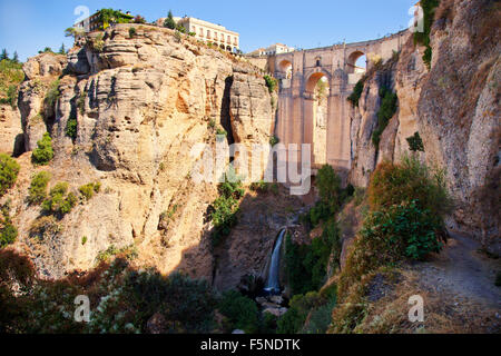 Nuovo ponte, cascate e gola in Ronda villaggio bianco edificio sulle rocce. Andalusia, Spagna. Foto Stock
