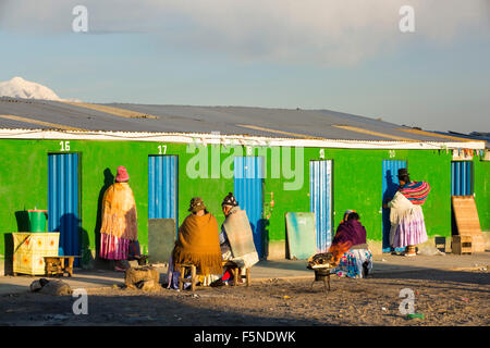Il picco di Illimani da El Alto sopra, La Paz, Bolivia. La Paz e El Alto sono criticamente a corto di acqua e sarà probabilmente Foto Stock