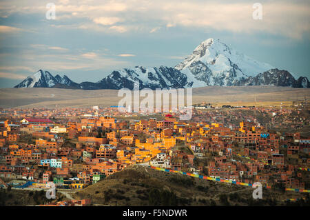 Il picco di Huayna Potosi da El Alto sopra, La Paz, Bolivia. La Paz e El Alto sono criticamente a corto di acqua e probabl Foto Stock