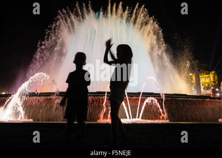 Palazzo del Montjuic. Barcellona Palau Nacional,accesa,illuminata a Montjuic Fontana Magica,Barcellona,Cataluña,Spagna, Foto Stock