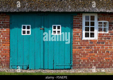 Legno Teal aletti equilibrio con piccole finestre tutte dipinte con cornici bianche. Vi è una piccola bandiera danese nella finestra . Foto Stock