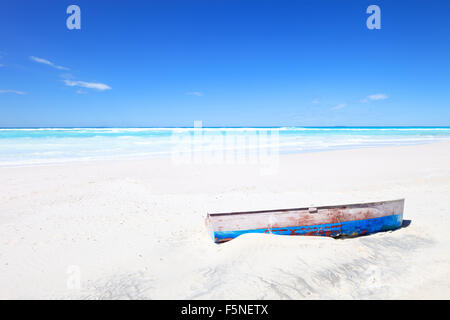 Seascape tropicale con un legno vecchio e rotto sulla barca bianca e sunny beach sotto un cielo blu. Foto Stock