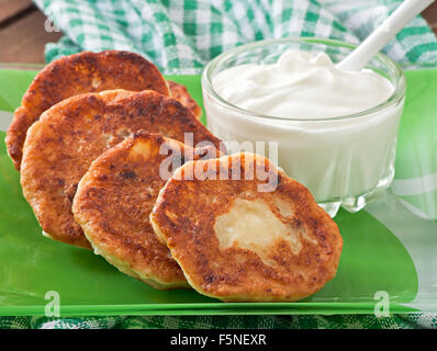 Cottage cheese pancakes sulla piastra verde Foto Stock