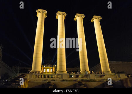 Accesa,illuminato di colonne per Montjuic Fontana Magica,Barcellona,Cataluña,Spagna,architettura, Barcellona, edifici, Catalonia, Foto Stock