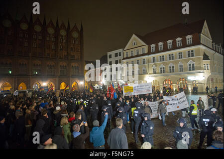 Stralsund, Germania. 6 Nov, 2015. I partecipanti tenere un banner che recita "Asylantenstadt Stralsund - Buerger dieser Stadt, haben Asylanten satt! - Asylflut stoppen!" (città di asilo Stralsund - i cittadini di questa città sono malati di richiedenti asilo! - Arrestare il diluvio di asilo!) nel corso di una manifestazione dal titolo "V wehrt sich' (Meclemburgo-Pomerania combatte indietro) per protestare contro la politica dei rifugiati del governo tedesco, a Stralsund, Germania, 06 novembre 2015. Circa 400 dimostranti sono stati di fronte alcuni 300 contro i manifestanti, secondo la polizia. Foto: Stefan Sauer/dpa/Alamy Live News Foto Stock