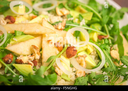 Con insalata di rucola cuscus e dadi di avocado, vegetariano verde dieta sana cibo Foto Stock