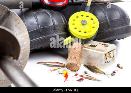 Primo piano la pesca sul ghiaccio affronta e apparecchiature su sfondo bianco Foto Stock