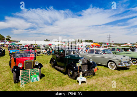 Una selezione di auto d'epoca al 2015 Norton Fitzwarren Fayre di vapore, Somerset, Regno Unito Foto Stock