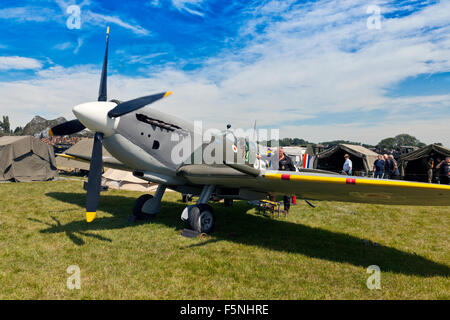 Una replica Mk9 Spitfire piano (e proprietario Graham Adlam) al 2015 Norton Fitzwarren Fayre di vapore, Somerset, Regno Unito Foto Stock