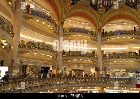 Pavimenti nelle Galeries Lafayette di Parigi Foto Stock