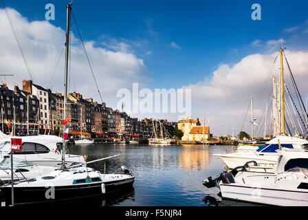 Honfleur famoso villaggio del porto e dello skyline di acqua. La Normandia, Francia, Europa Foto Stock