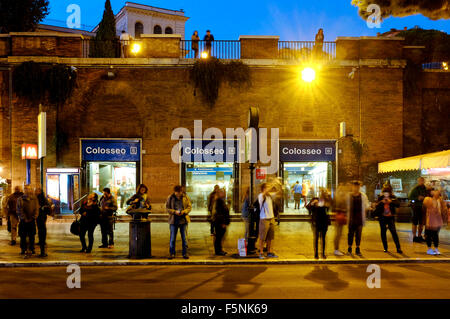 Ingresso principale della metropolitana di Roma "Colosseo" (Colosseo), roma italia Foto Stock