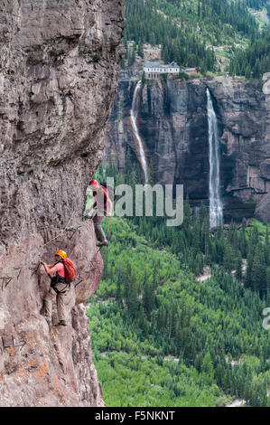 Gli alpinisti sulla Via Ferrata sentiero, Telluride, Colorado. Foto Stock