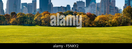 Mattina vista panoramica di Sheep Meadow e Central Park South grattacieli con la caduta delle foglie. Manhattan, New York City Foto Stock