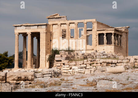 L'Eretteo è un antico tempio greco costruito tra il 421 e il 406 A.C. sul lato nord dell'Acropoli di Atene. Foto Stock