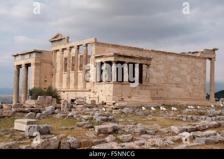 L'Eretteo è un antico tempio greco costruito tra il 421 e il 406 A.C. sul lato nord dell'Acropoli di Atene. Foto Stock