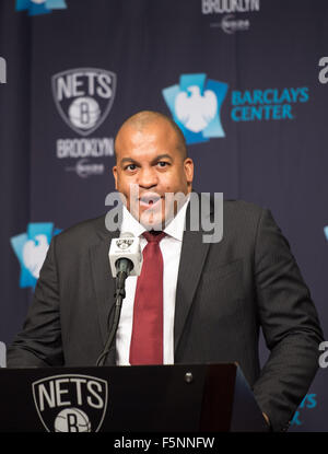 New York, NY, STATI UNITI D'AMERICA. 6 Nov, 2015. MALCOLM TURNER parla come Brooklyn Nets annunciare essi avranno un D-league franchise sul rinnovato Nassau Coliseum nel 2017, Venerdì, nov. 6, 2015. Credito: Bryan Smith/ZUMA filo/Alamy Live News Foto Stock