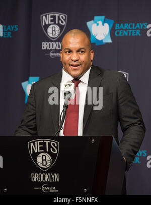 New York, NY, STATI UNITI D'AMERICA. 6 Nov, 2015. MALCOLM TURNER parla come Brooklyn Nets annunciare essi avranno un D-league franchise sul rinnovato Nassau Coliseum nel 2017, Venerdì, nov. 6, 2015. Credito: Bryan Smith/ZUMA filo/Alamy Live News Foto Stock