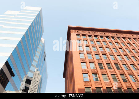 St Louis, architettura, Storico Wainwright edificio progettato in stile palazzo contrasta con il vetro dello specchio struttura moderna Foto Stock