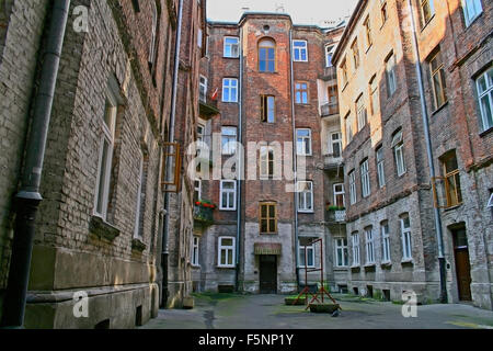 Nel cortile della vecchia tenement house ragged di gesso a Varsavia, Polonia Foto Stock