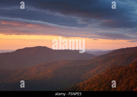 Grandioso e colori d'autunno vista delle montagne di Shenandoah da pinnacoli che si affacciano sulla Skyline Drive Foto Stock