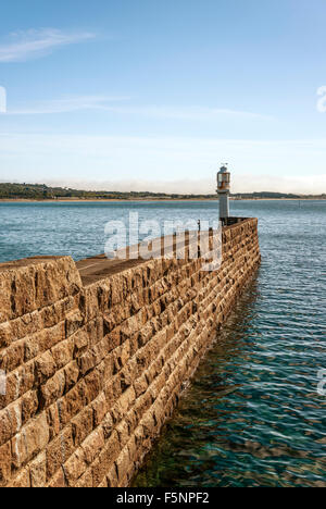 Faro e molo di Penzance in Cornovaglia, Inghilterra, Regno Unito Foto Stock