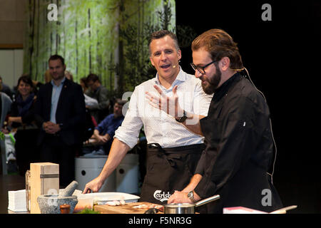 Copenhagen, Danimarca, Novembre 7th, 2015. Ambasciatore toDenmark, il sig. Rufus Gifford (C), prepara il cibo dal Great American Cookbook a Copenaghen Salone insieme con lo chef dall'ambasciata a Copenaghen. Credito: OJPHOTOS/Alamy Live News Foto Stock