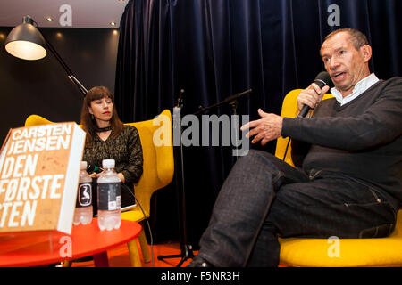 Copenhagen, Danimarca, Novembre 7th, 2015. Autore danese Carsten Jensen viene intervistato da Kristina Stoltz sul palco a Copenaghen Salone circa il suo nuovo libro, "Den Første Sten" (leggere: la prima pietra") circa la guerra e i soldati danesi in Afghanistan. Credito: OJPHOTOS/Alamy Live News Foto Stock