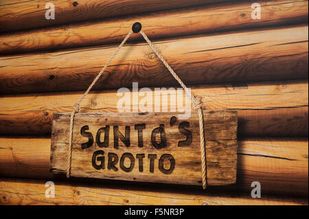 Londra, Regno Unito. Il 7 novembre 2015. Santa Grotta di arriva al quartiere alla moda di Chelsea come i visitatori che arrivano a vedere Santa arrivano per accendere le luci di Natale in Duke of York Square. Credito: Stephen Chung / Alamy Live News Foto Stock