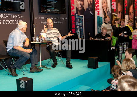 Copenhagen, Danimarca, Novembre 7th, 2015. Autore danese Kenneth Boegh Andersen (C) viene intervistato circa la sua nuova avventura libro "Den faldne Engel" (leggi: l'angelo caduto) al Salone di Copenaghen. Credito: OJPHOTOS/Alamy Live News Foto Stock