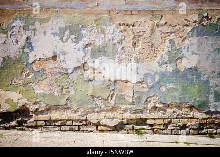 Dettaglio di un vecchio verde cemento incrinato e muro di mattoni texture Foto Stock