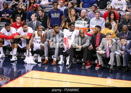 New Orleans, LA, Stati Uniti d'America. 6 Nov, 2015. New Orleans pellicani banco durante il gioco tra Atlanta Hawks e New Orleans pellicani al Smoothie King Center di New Orleans, LA. Atlanta Hawks sconfitta di New Orleans pellicani 121-115. Stephen Lew/CSM/Alamy Live News Foto Stock