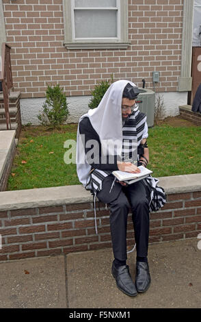 Una religiosa ebraica uomo prega all'aperto presso il Ohel, theLubavitcher Rebbe il recinto nel Queens, a New York Foto Stock