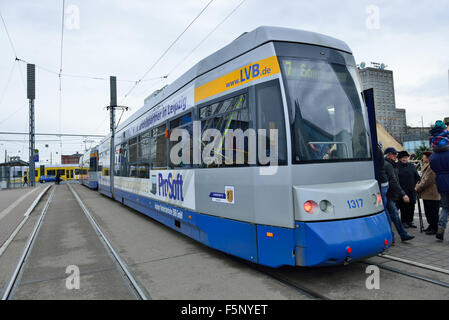 LEIPZIG, GERMANIA-dicembre 21, 2014: il tram si muove attraverso la parte centrale di Lipsia. Foto Stock