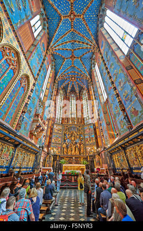 Interior shot con la ricca decorazione della chiesa della Madonna Assunta in cielo o St. Mary's Basilica sulla piazza del mercato di Cracovia Foto Stock