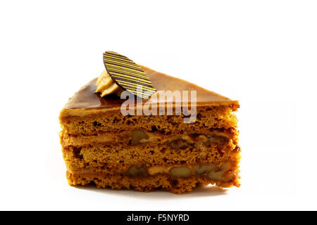 Il cioccolato fetta di torta deliziosa fotografato close-up su sfondo bianco Foto Stock