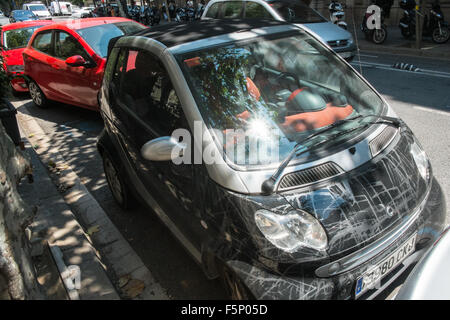 Compact,Smart auto parcheggiate che necessitano di molto piccolo spazio parcheggio per auto per una maggiore facilità di parcheggio.barcellona,cataluña,Spagna. Foto Stock