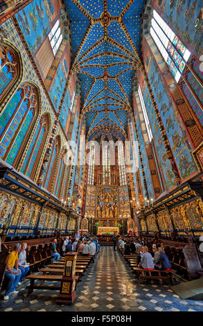 Interior shot con la ricca decorazione della chiesa della Madonna Assunta in cielo o St. Mary's Basilica sulla piazza del mercato di Cracovia Foto Stock