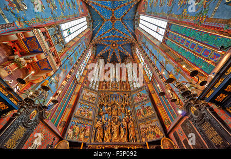 Interior shot con la ricca decorazione della chiesa della Madonna Assunta in cielo o St. Mary's Basilica sulla piazza del mercato di Cracovia Foto Stock