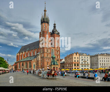 Chiesa della Madonna Assunta in cielo o St. Mary's Basilica sulla piazza del mercato di Cracovia in Polonia Foto Stock